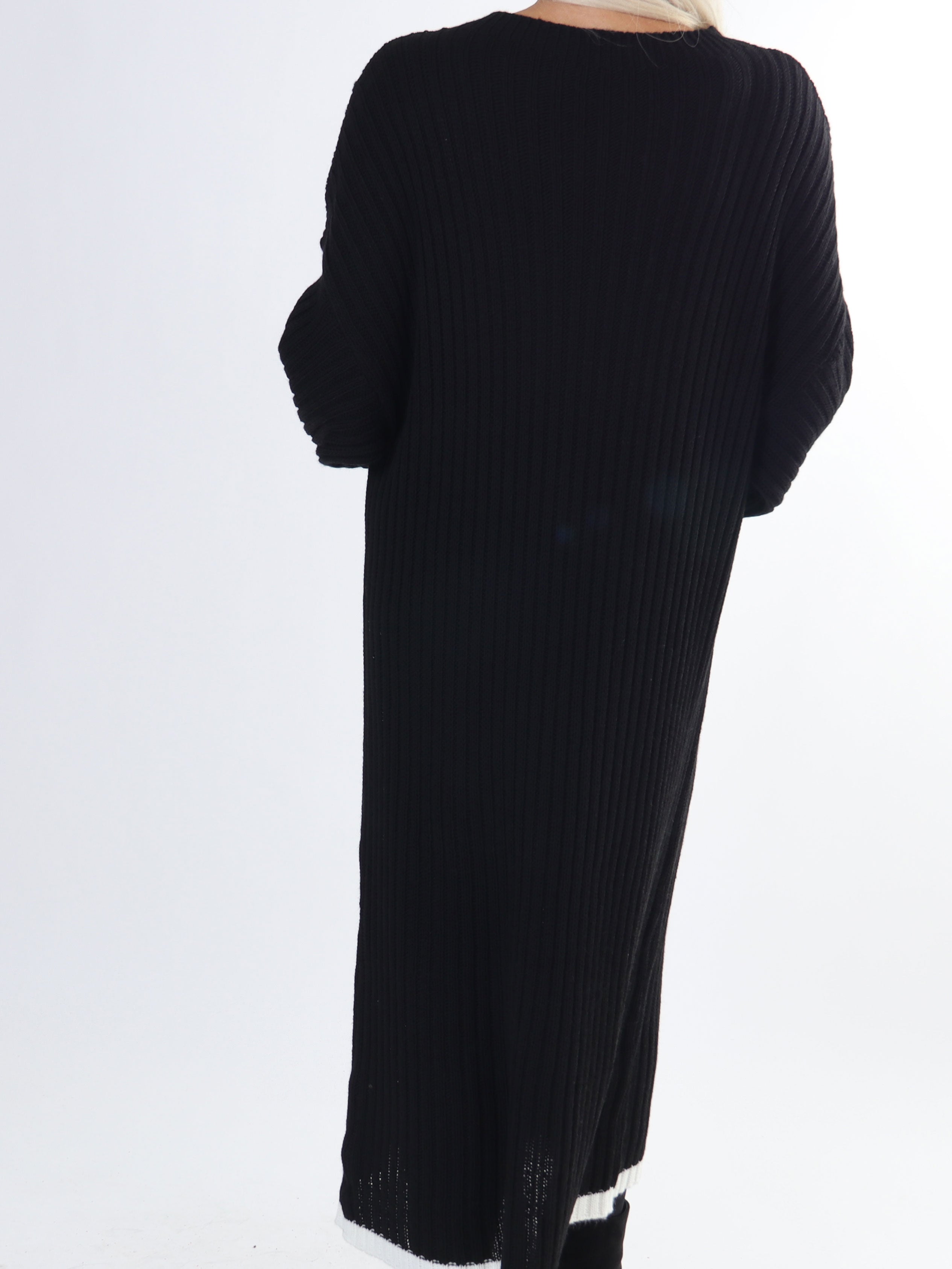 Ramona - Lang plus size strikkjole med farvet kanter